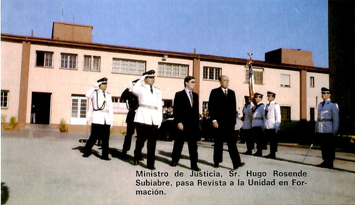 Don Hugo Rosende Subiabre, Ministro de Justicia, pasa Revista a la Unidad en Formación de Gendarmeria, 1985. 